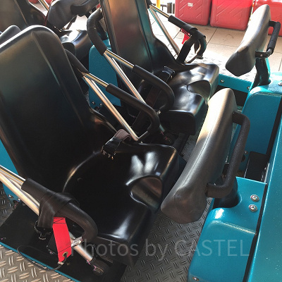 「カワセミ」の座席。前のバーを倒してつかまる