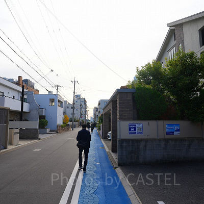 神戸須磨シーワールドアクセス：住宅街を5分～8分ほど歩きます。