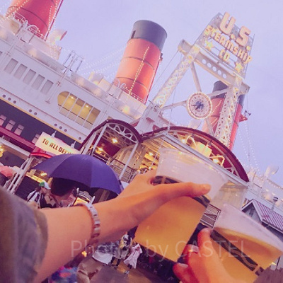 シーの景色を背景にお酒を楽しもう！