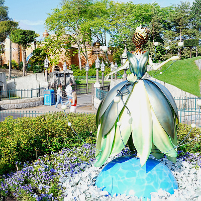 パリディズニーでは城前にティアナのオブジェがある