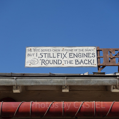 リバティ・ランディング・ダイナーの屋根上の看板