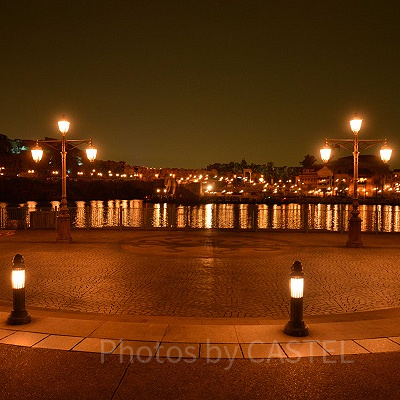 ナイトショー終演後のリドアイル<br />（TDS・夜・手持ち撮影） 設定：16㎜ SS1/10 F3.5 ISO640