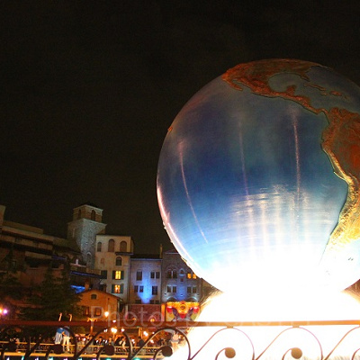 ライトアップされたアクアスフィア