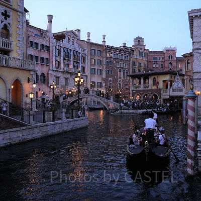 日没とともにライトアップが始まり、運河周辺は昼とは違った雰囲気に