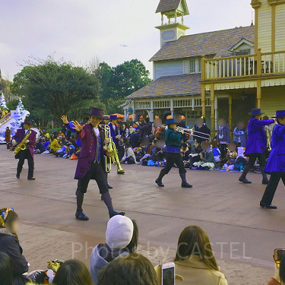 おなじみの劇中歌を生演奏