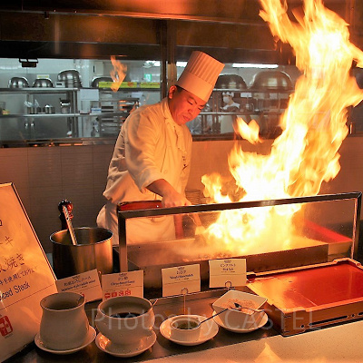鉄板焼きのライブパフォーマンス