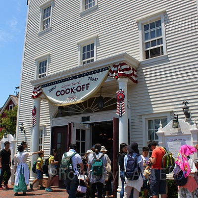 白い建物が目印