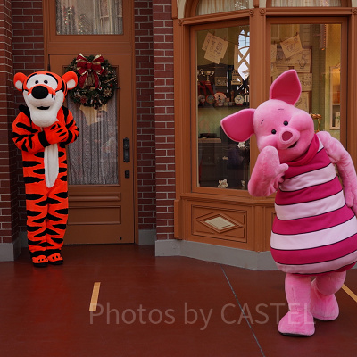 雨の日のワールドバザールにたくさんのキャラクターが登場！