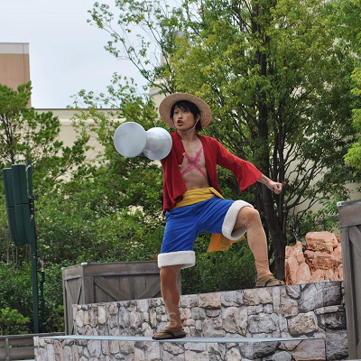 No.3に右手をキャンドルで固められ、逆にワクワクしているルフィ／USJ