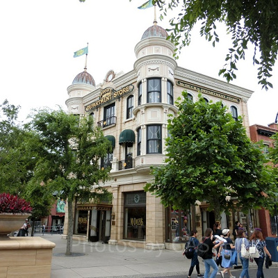 ダッフィーグッズが売っている　『マグダックス・デパートメントストア』