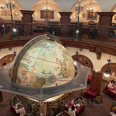 マゼランズでひときわ目をひく地球儀