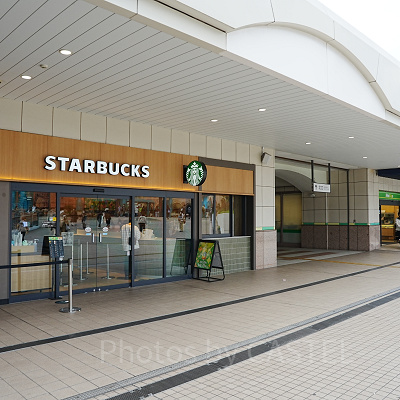 舞浜駅には改札内と出口すぐのところにコンビニがある