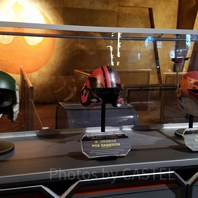 撮影に使われた数々のヘルメット。ほぼ全種類揃っています。