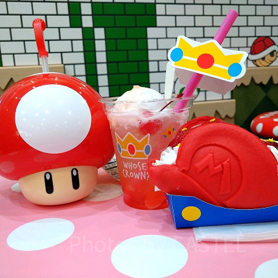 マリオのパンケーキサンド（右）