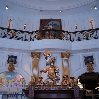 マクダックス・デパートメントストア　銅像