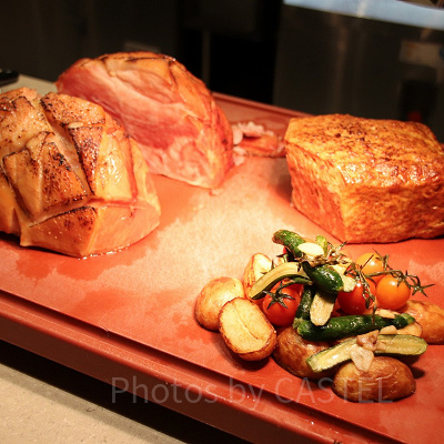 シェフがカットする肉料理