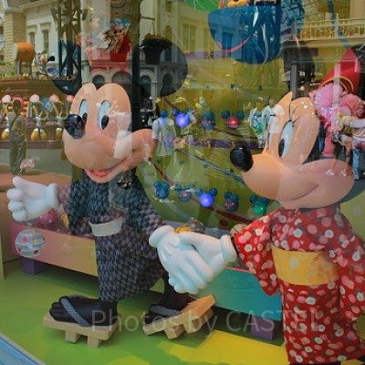 ミッキーとミニーも浴衣姿でデート中？