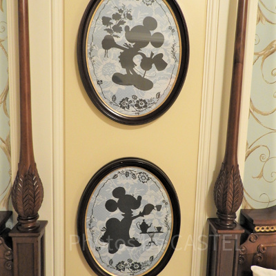 ベッドのそばにはミッキーとミニー