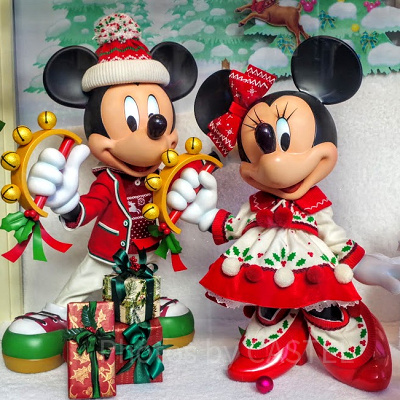 クリスマスの衣装を着たミッキーとミニー