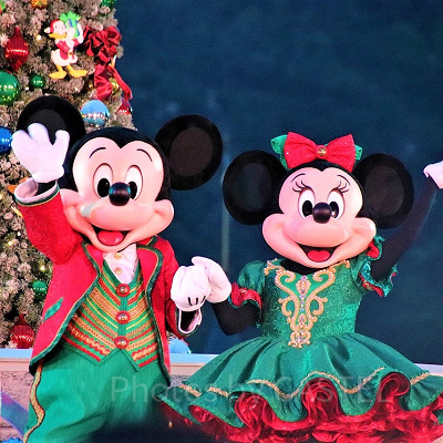 クリスマスの衣装を着たミッキーとミニー