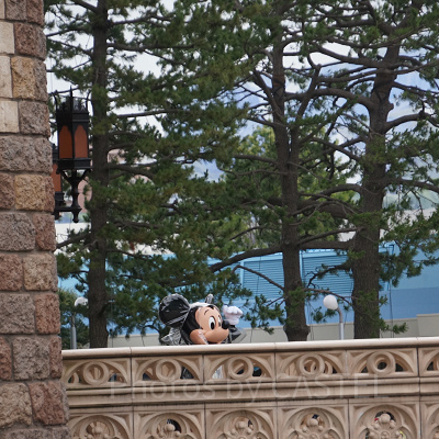 「投げキッスみんなに届いたかな？」と確認しているミッキー