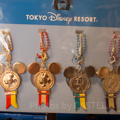 ミッキーフレンズ勲章風ストラップ