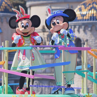 ディズニー・イースターのコスチュームを着たミッキーミニー