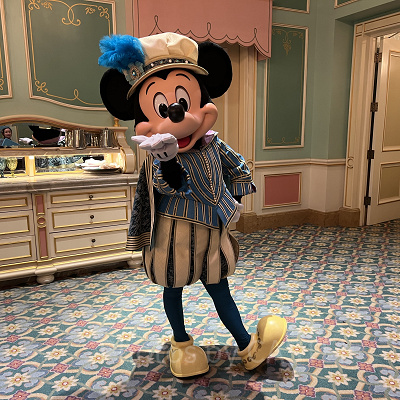 ロイヤルな服をきたミッキー