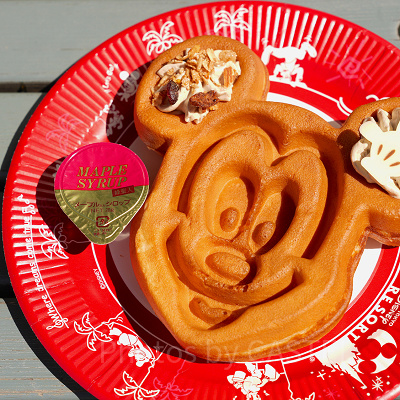 ミッキーワッフル、マロンホイップとメイプルソース付き