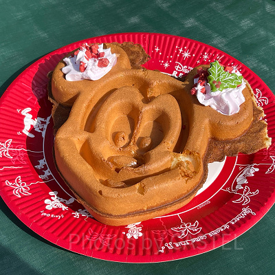 ミッキーワッフル、ストロベリーホイップとメイプルソース付き