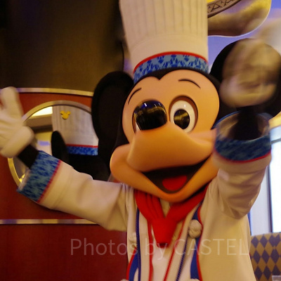 テーブルにあいさつしに来てくれたミッキー