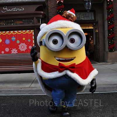 サンタに変身したミニオンのボブとテディベアのティム