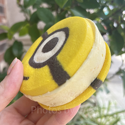 ミニオン・クッキーサンド（バナナアイス＆フルーツ）