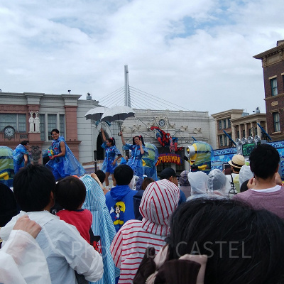 ミニオンクールファッションショー／レインコート姿のミニオン