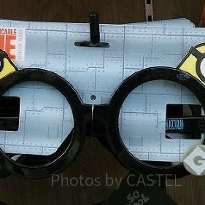 ミニオンの黒ブチ伊達メガネ：1,800円