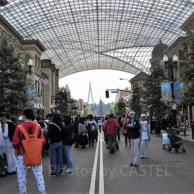 キャノピー下で「ミニオン」たちがグリーティング中（写真左側）