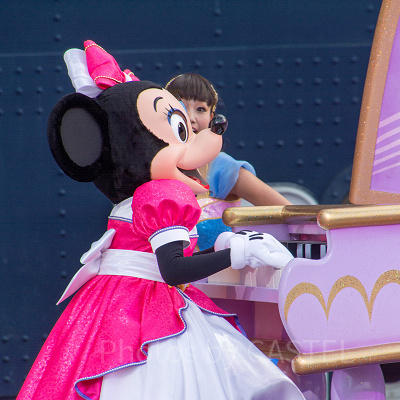 ピアノを演奏するミニー