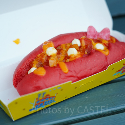 ミニー・べスティーズ・バッシュ！メニュー：ダブルチーズドッグ(ベーコン＆ベジタブルトマトソース)