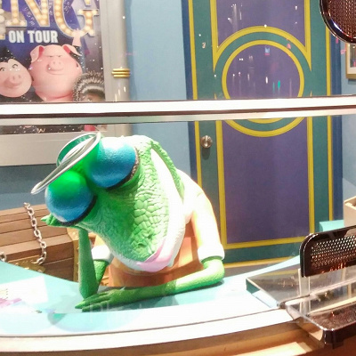 ミスグローリーはムーン劇場の事務員