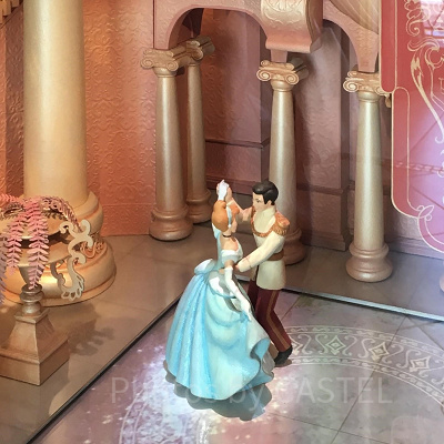 ダンスを踊るシンデレラとプリンス・チャーミングの模型