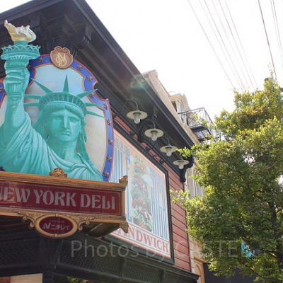 自由の女神の看板が目じるし「ニューヨーク・デリ」