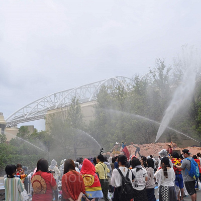 ワンピースウォーターバトルは会場全体が水でビショ濡れになる／USJ