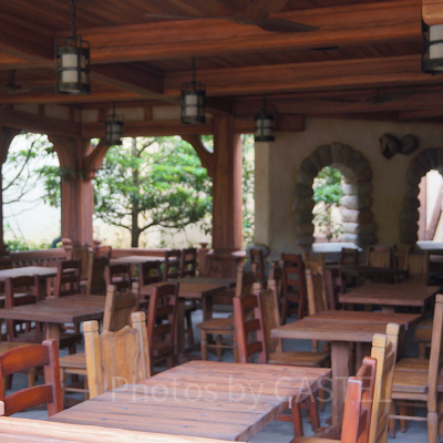 まだ誰も入店していない精肉店の屋外席