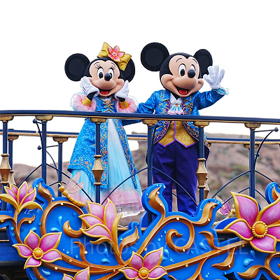 ファンタジースプリングスをイメージしたコスチュームを着たミッキーとミニー