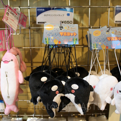 2頭のシャチがキスしているペアストラップ：650円