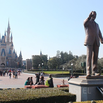 ディズニーランドのパートナーシップ像