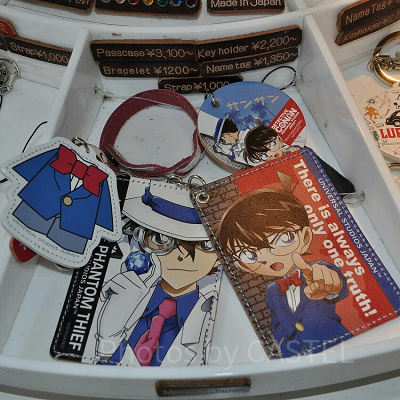 パスケース（手前）、キーホルダー（左）、ブレスレット（左上）、ネームタグ（右上）
