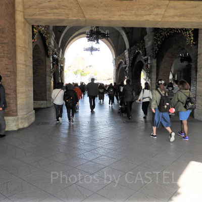 ミラコスタの下をくぐる