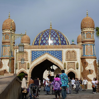 アーチをくぐると、アラビアンコーストの世界が広がる