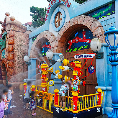 びしょ濡れトゥーンタウンで遊ぶ人の様子